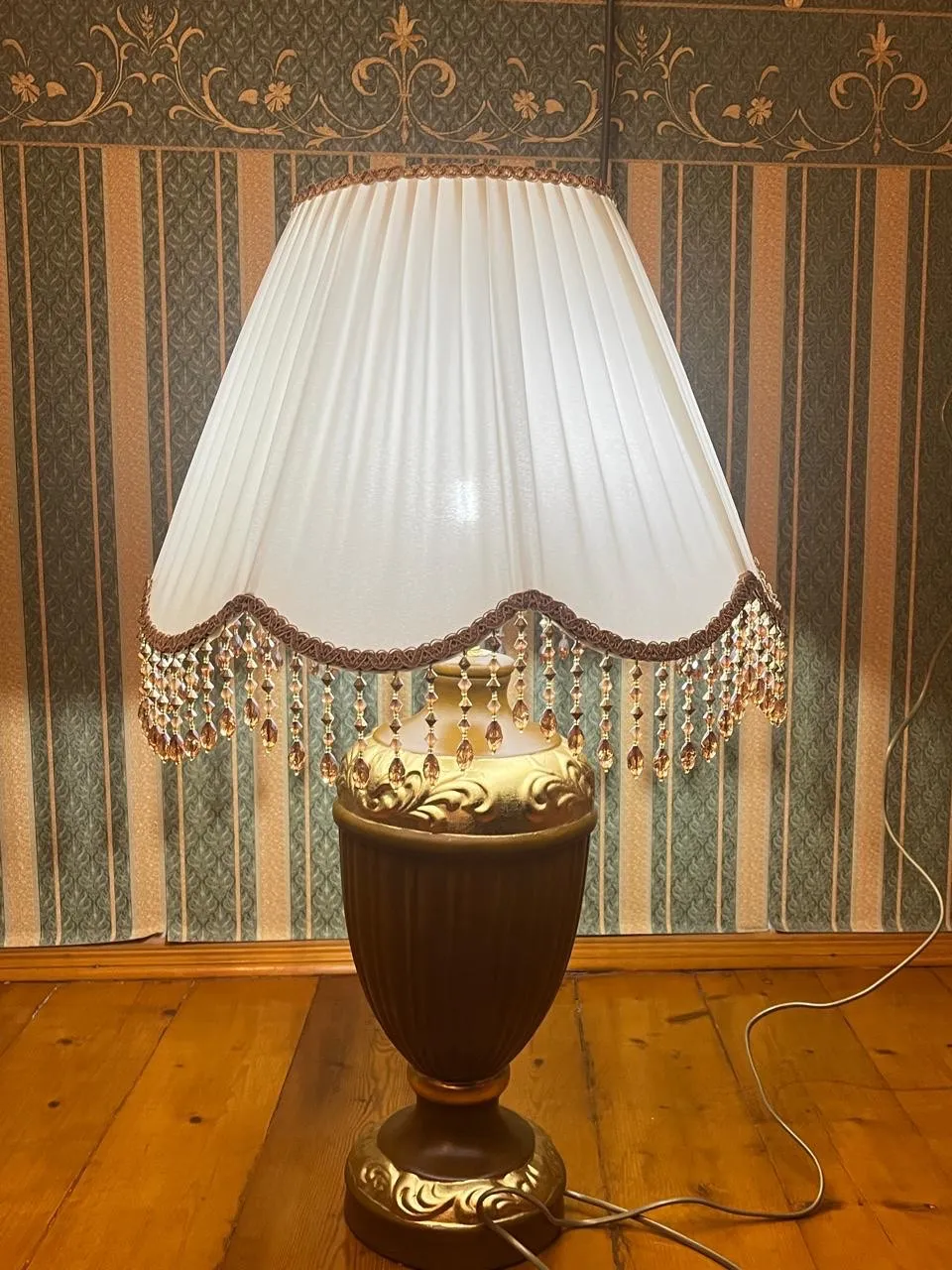Masa lampası, Qızılı rəng — şəkil 3