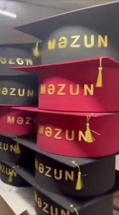 Məzun papaqları, qara və qırmızı rəng seçimləri ilə — şəkil 4