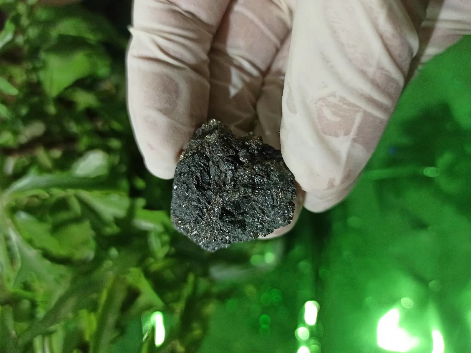 Təbii metal parıltılı mineral nümunəsi✨