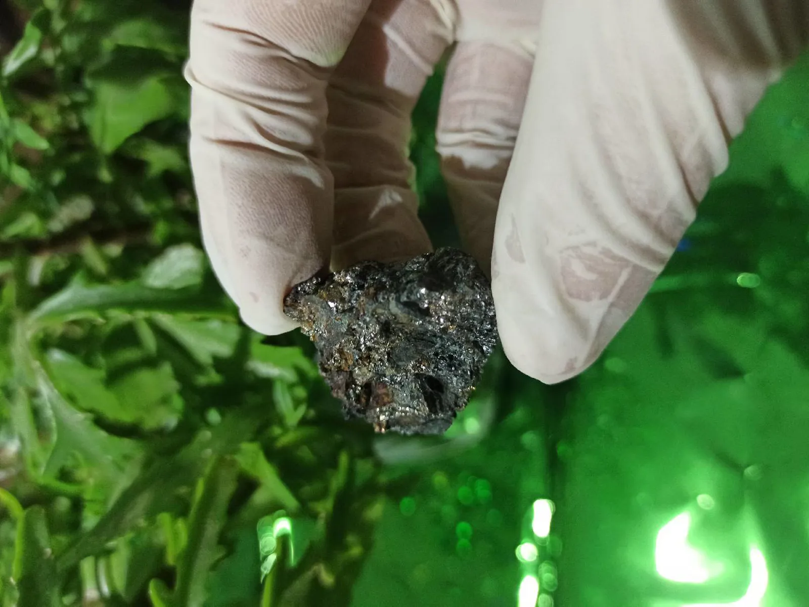 Təbii metal parıltılı mineral nümunəsi✨