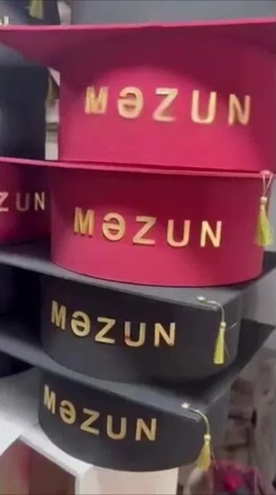 Məzun papaqları, qara və qırmızı rəng seçimləri ilə — şəkil 2