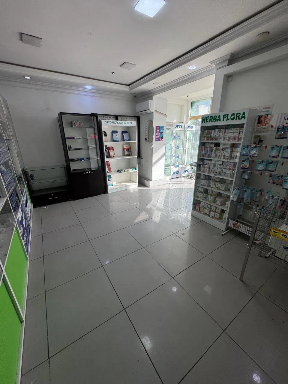 Yaxşı təmirli ticarət obyekti, 100 m² satılır