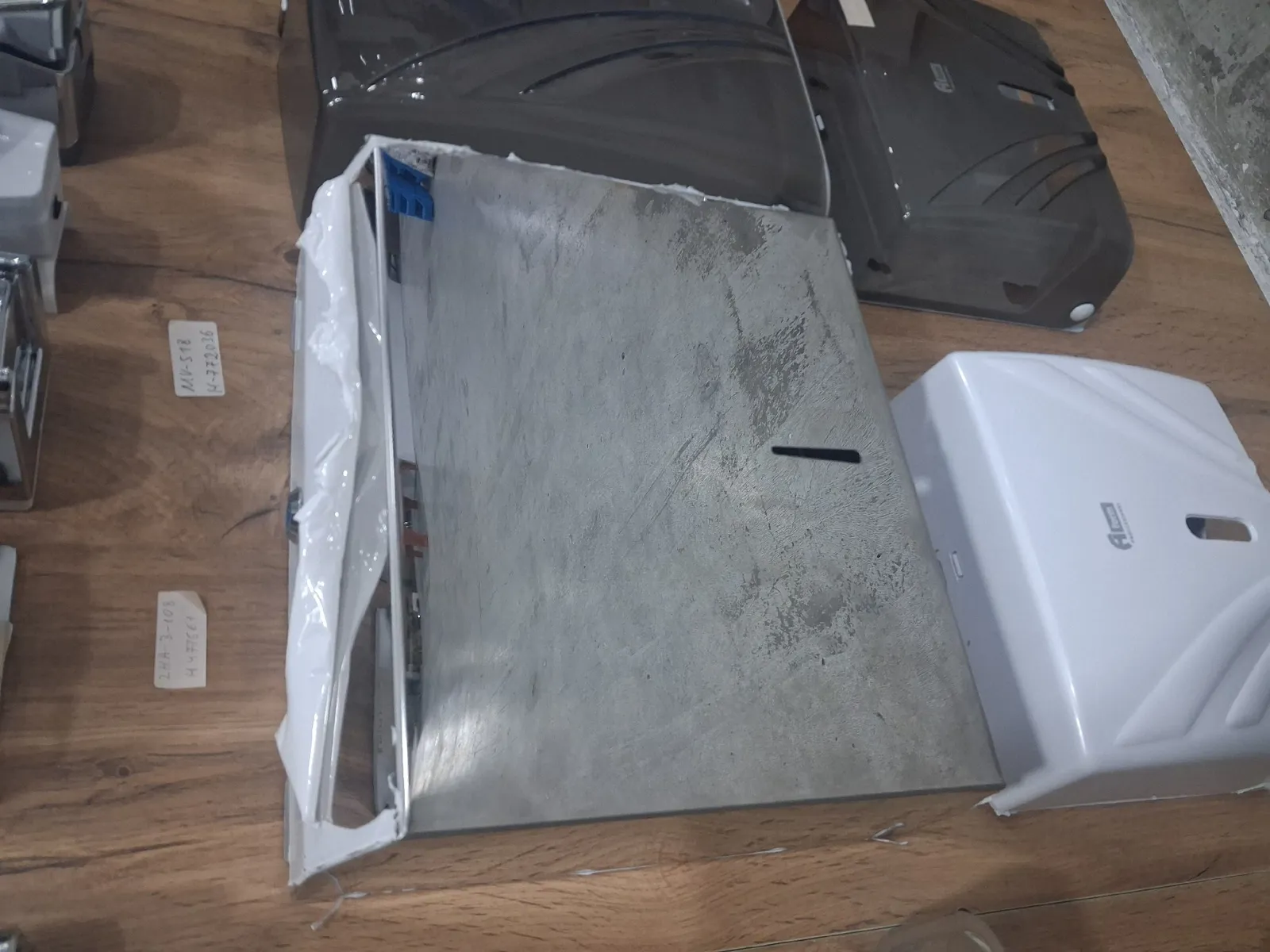 Stainless metal paper towel dispenser - Tenderyard