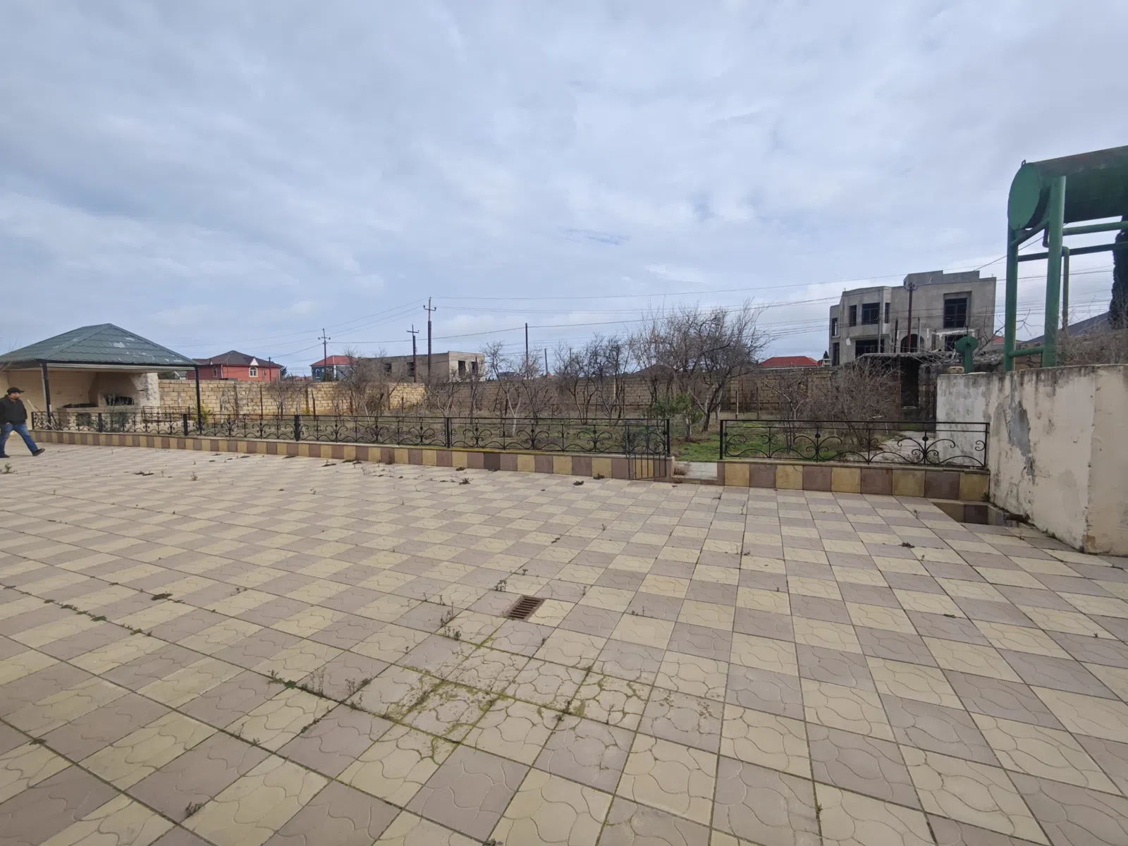 5 otaqlı bağ evi 255 m² 16 sot torpaq sahəsində satılır — şəkil 4