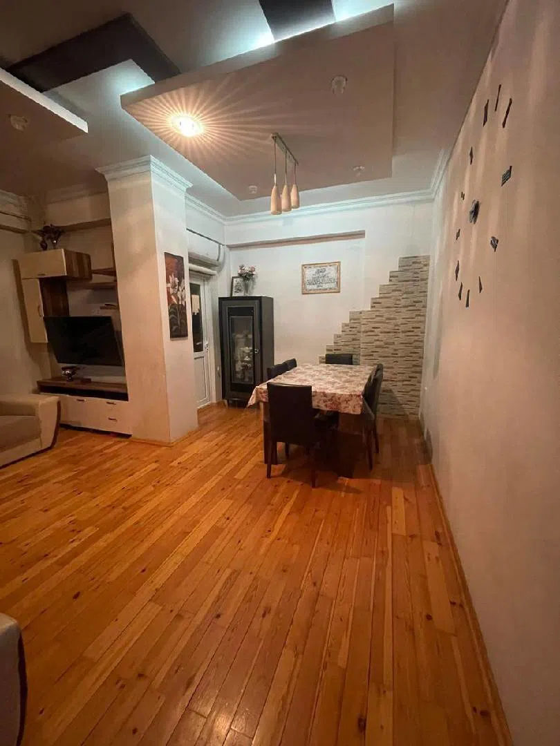 3 otaqlı mənzil 82 m² kirayə verilir