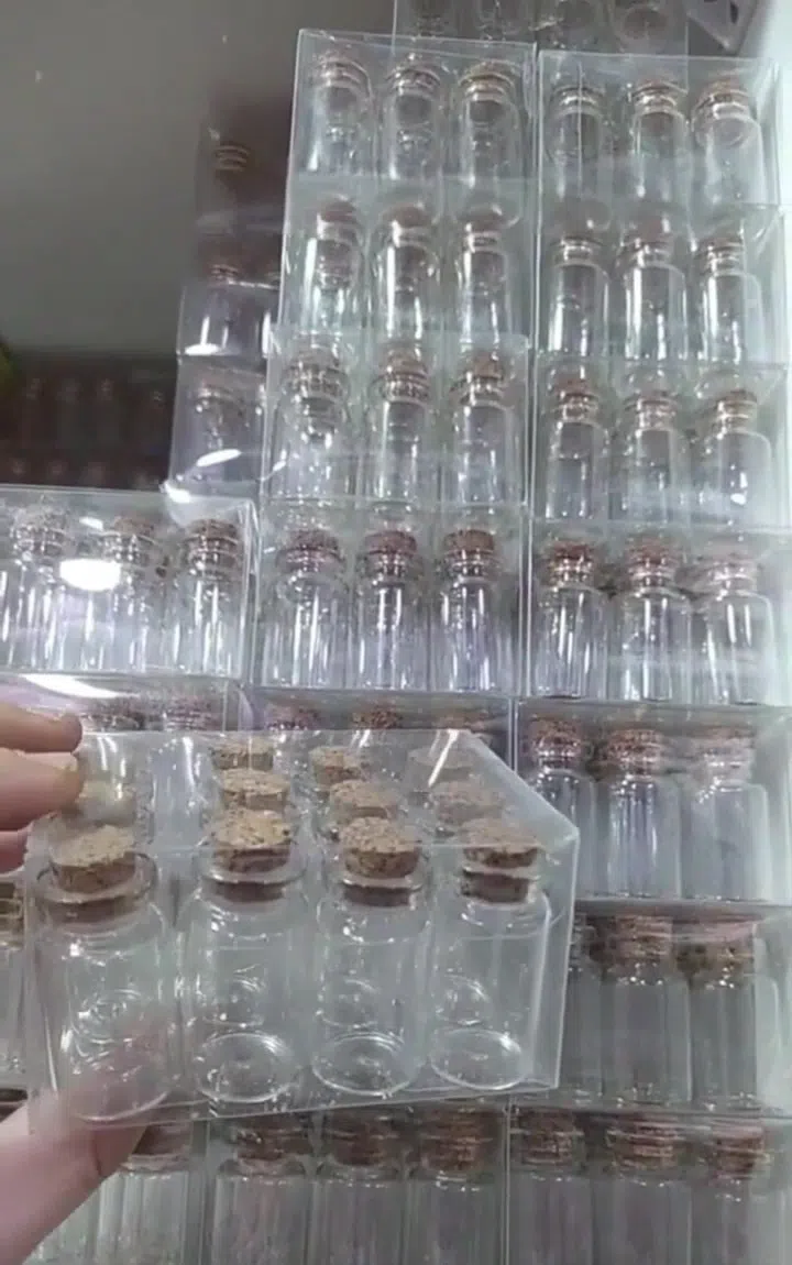 Mantar qapaqlı mini şüşə butulkalar