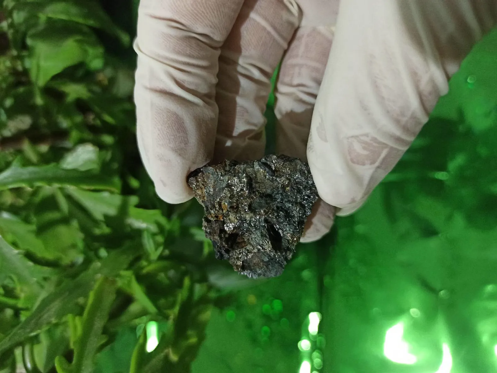 Təbii metal parıltılı mineral nümunəsi✨