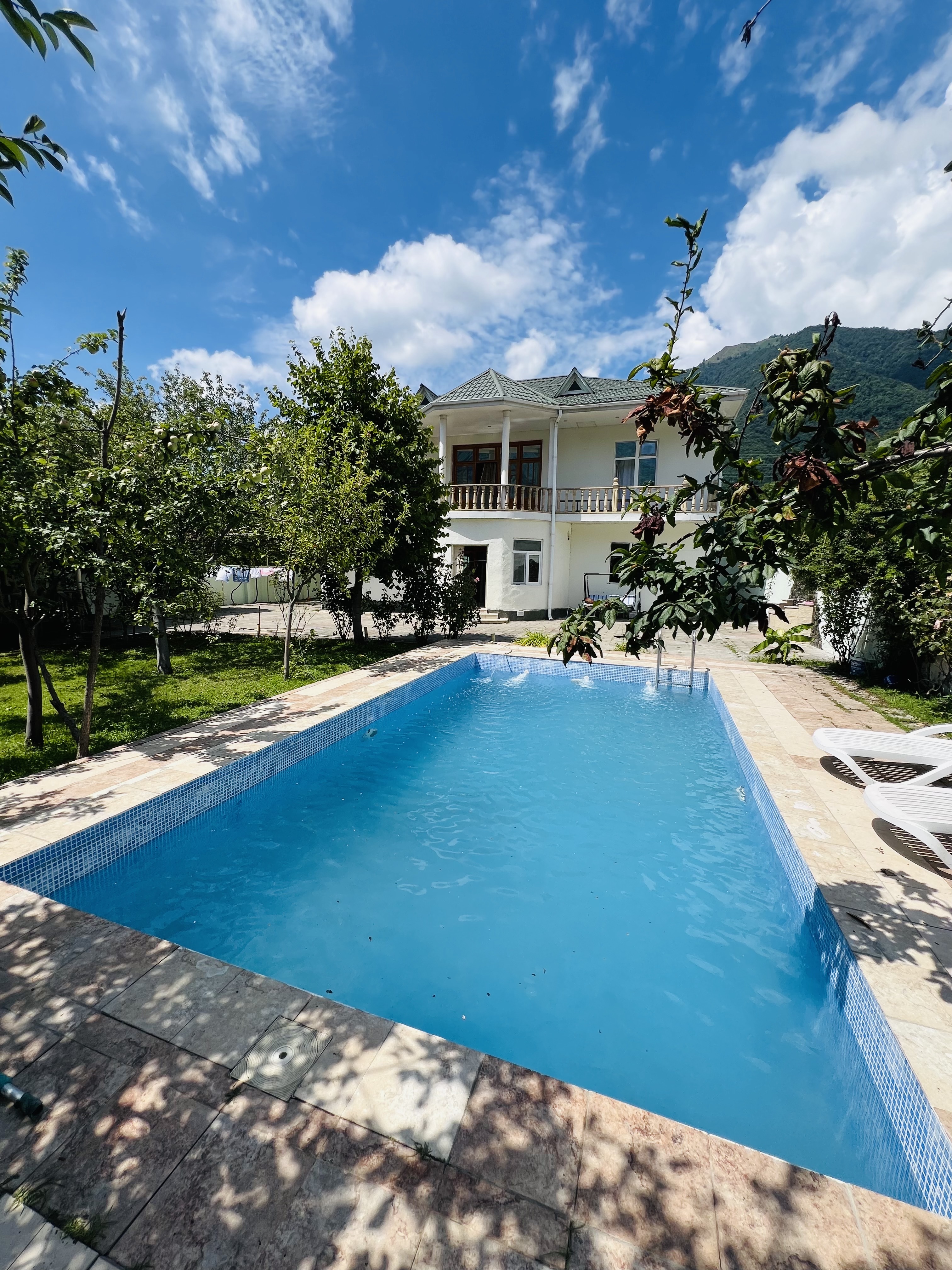 10 otaqlı bağ evi 350 m² 13 sot torpaq sahəsində günlük kirayə verilir