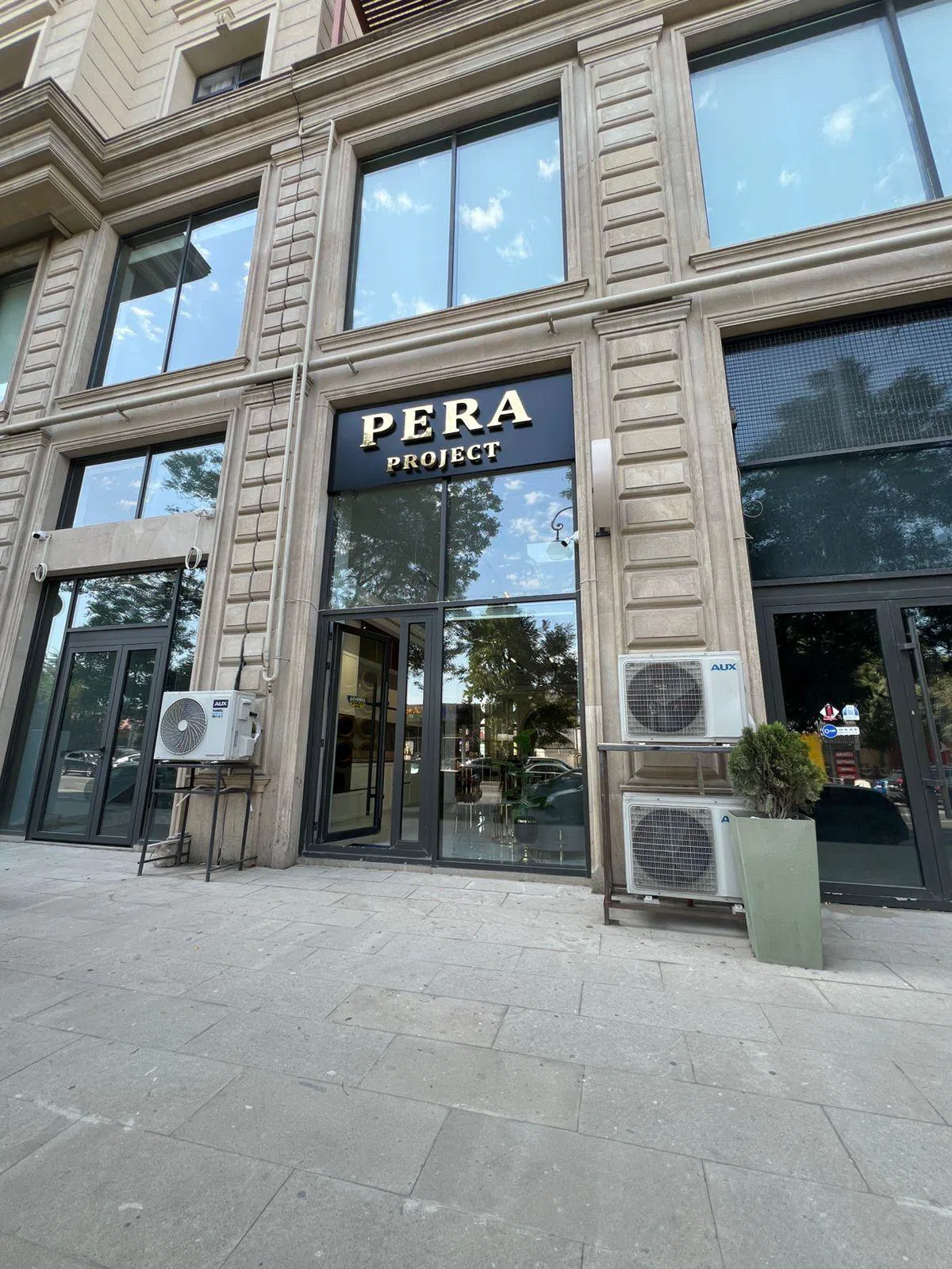 142 m² Əla təmirli obyekt kirayə verilir