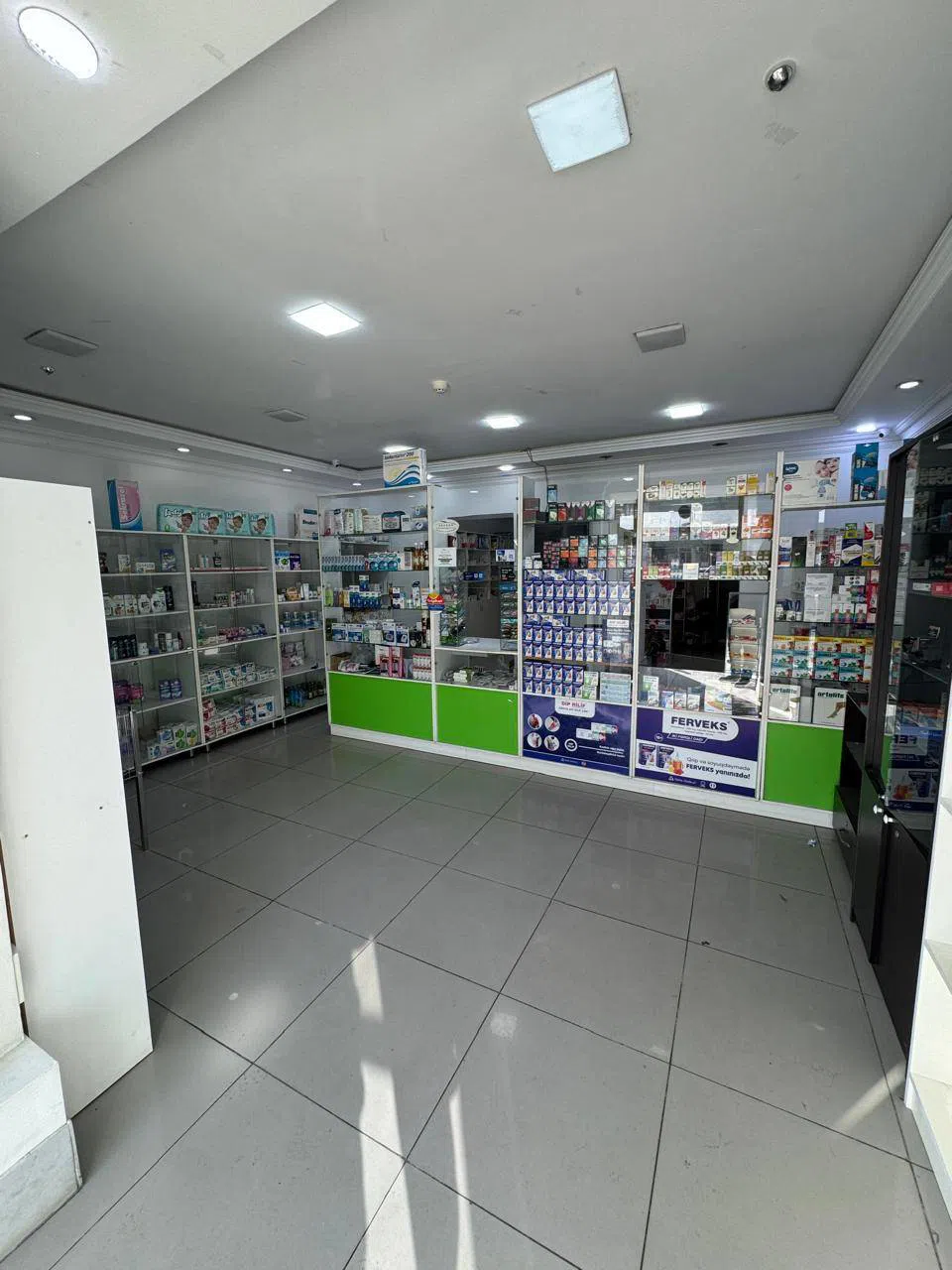 Yaxşı təmirli ticarət obyekti, 100 m² satılır