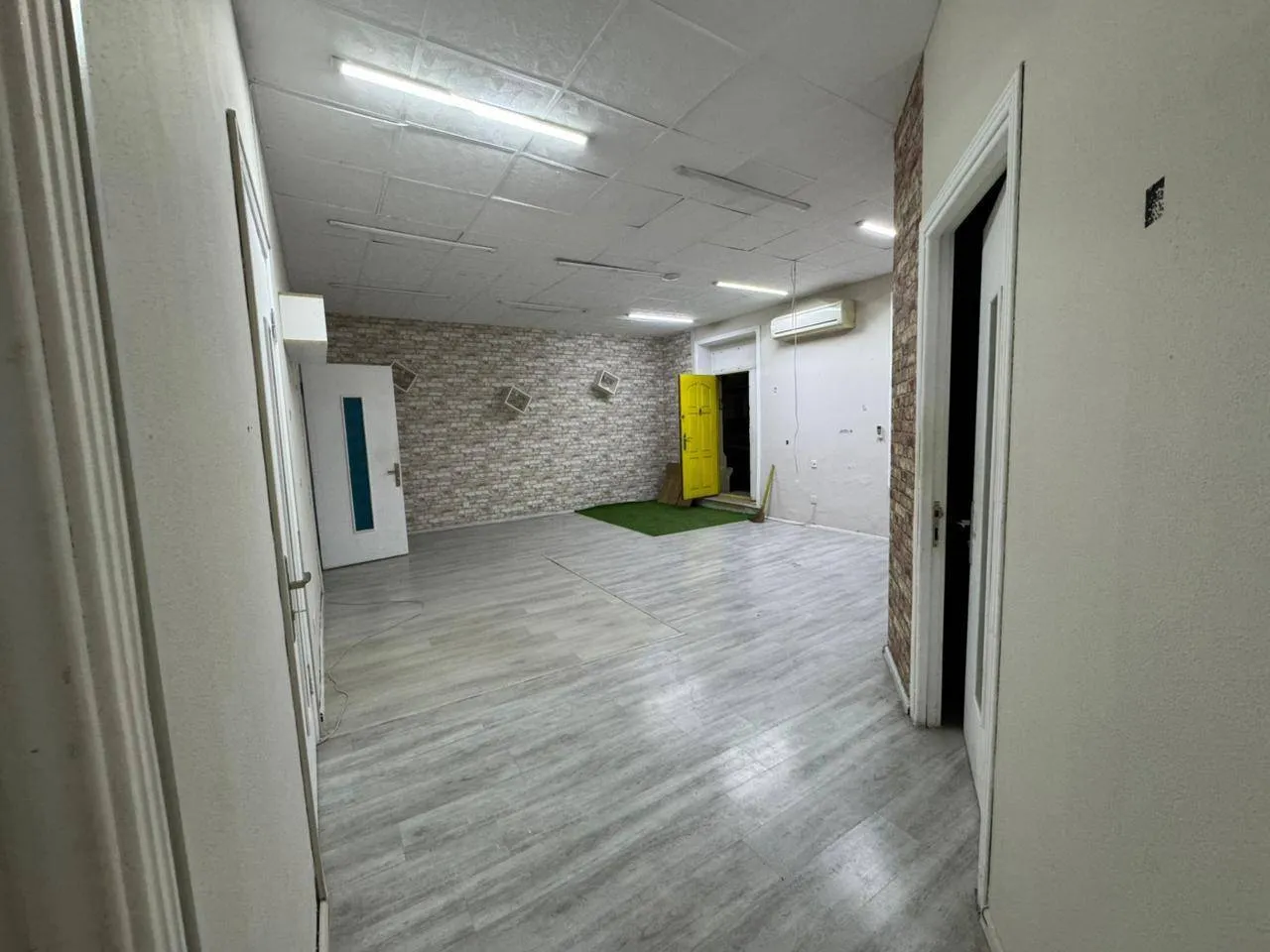4 otaqlı ofis, 100 m² kirayə verilir — şəkil 7