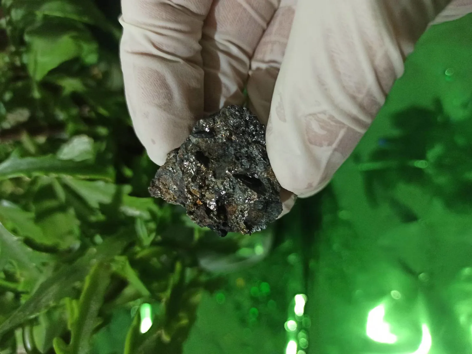 Təbii metal parıltılı mineral nümunəsi✨