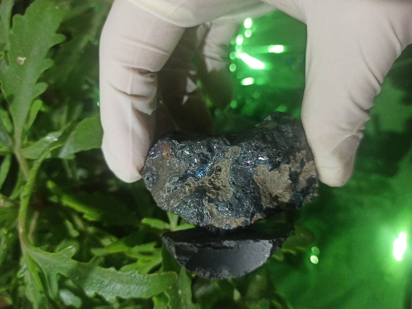 Maqnitə yapışan Daş 💎 — şəkil 1