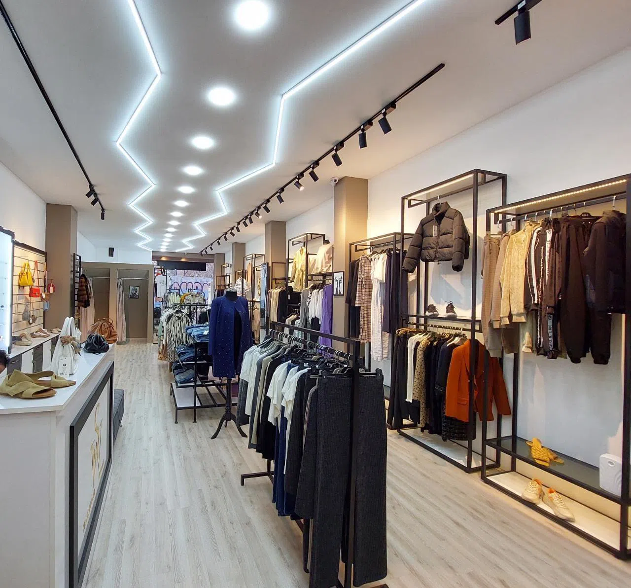 Əla təmirli ticarət obyekti, 570 m² satılır