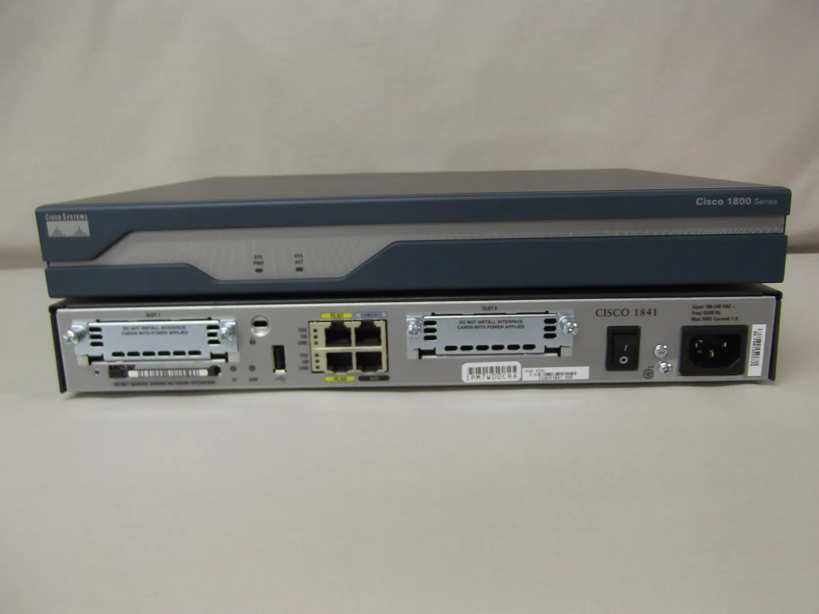 Cisco router — şəkil 1
