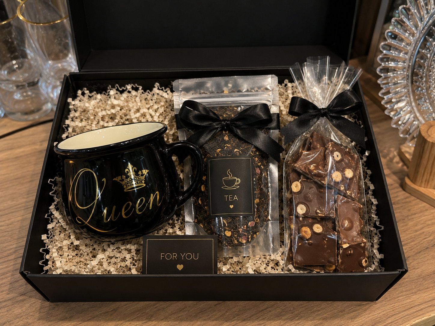 "Queen" yazılı fincan, çay və şokoladlı zərif hədiyyə dəsti - Tenderyard