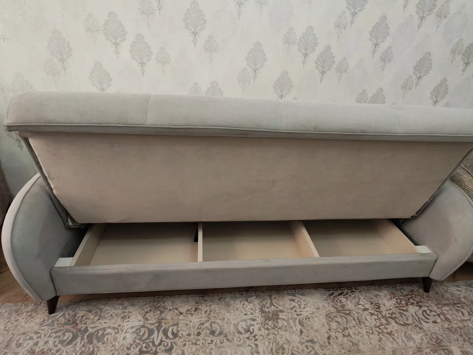 Üç yerli divan, Boz rəng — şəkil 9