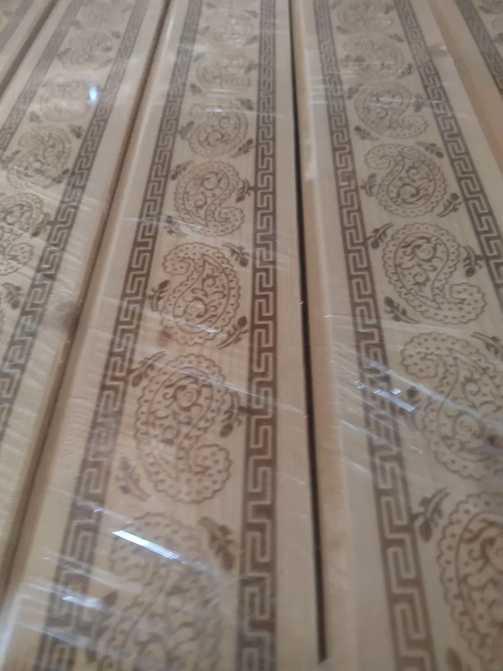 Dekorativ naxışlı ağac plintuslar