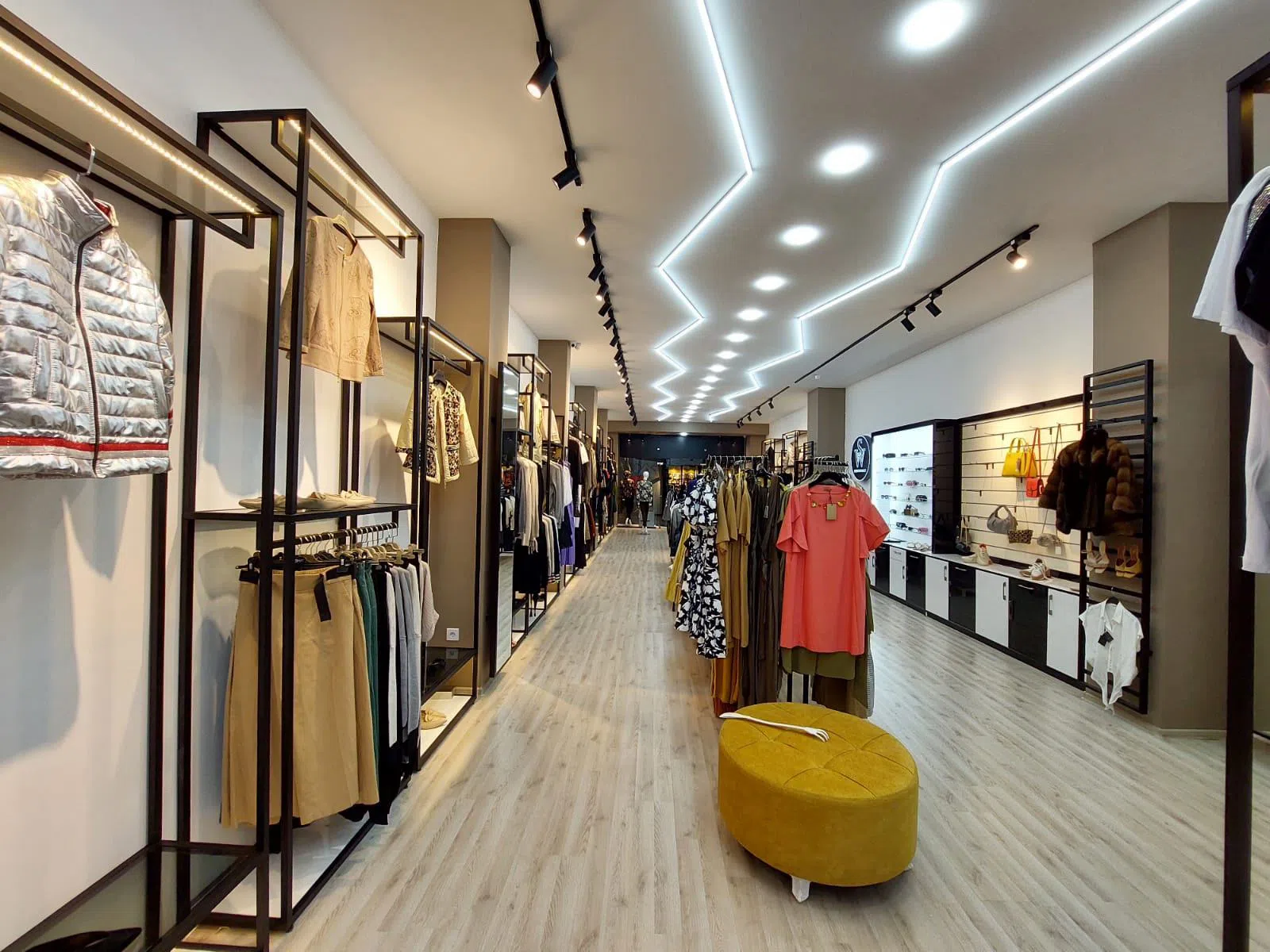 Əla təmirli ticarət obyekti, 570 m² satılır