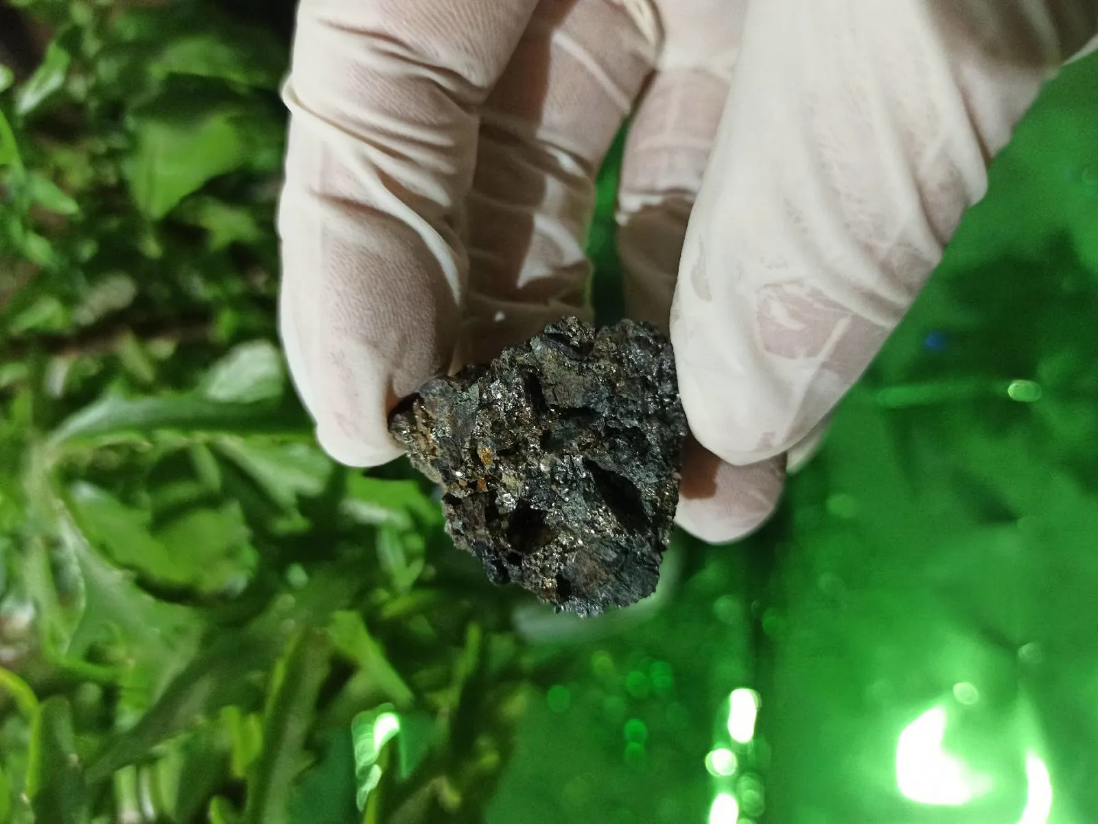 Təbii metal parıltılı mineral nümunəsi✨