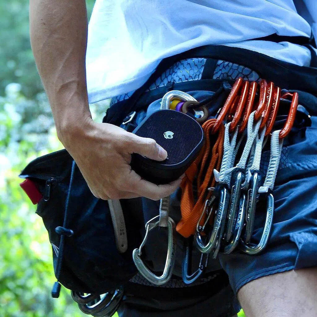 Qara rəng səs gücləndirici