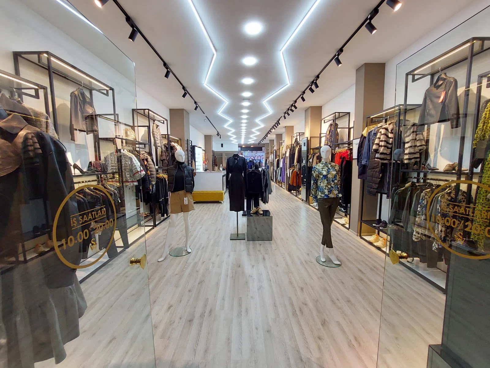 Əla təmirli ticarət obyekti, 570 m² satılır