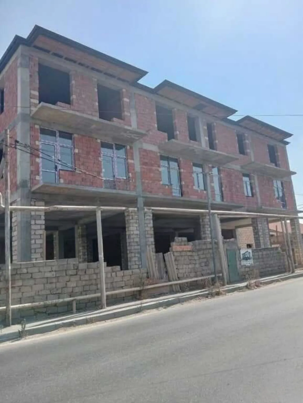 Təmirsiz ticarət obyekti, 1600 m² satılır