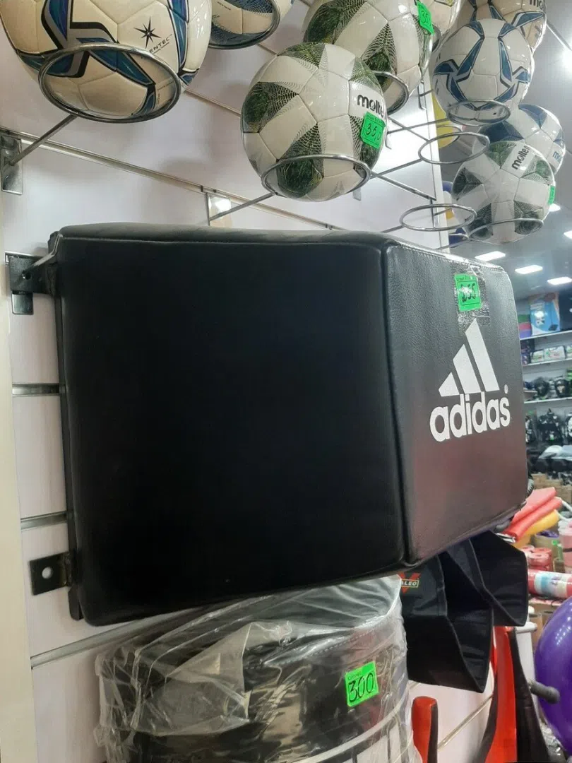 Adidas divara quraşdırılan boks hədəfi, kvadrat forma — şəkil 1