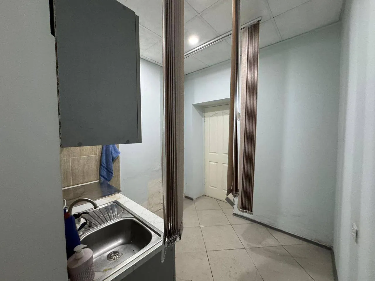 4 otaqlı ofis, 100 m² kirayə verilir — şəkil 4