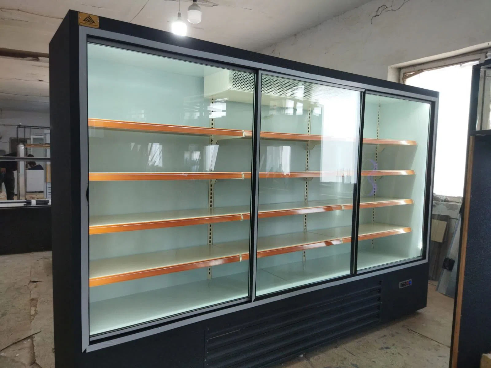 Three-door commercial refrigerator showcase - Tenderyard