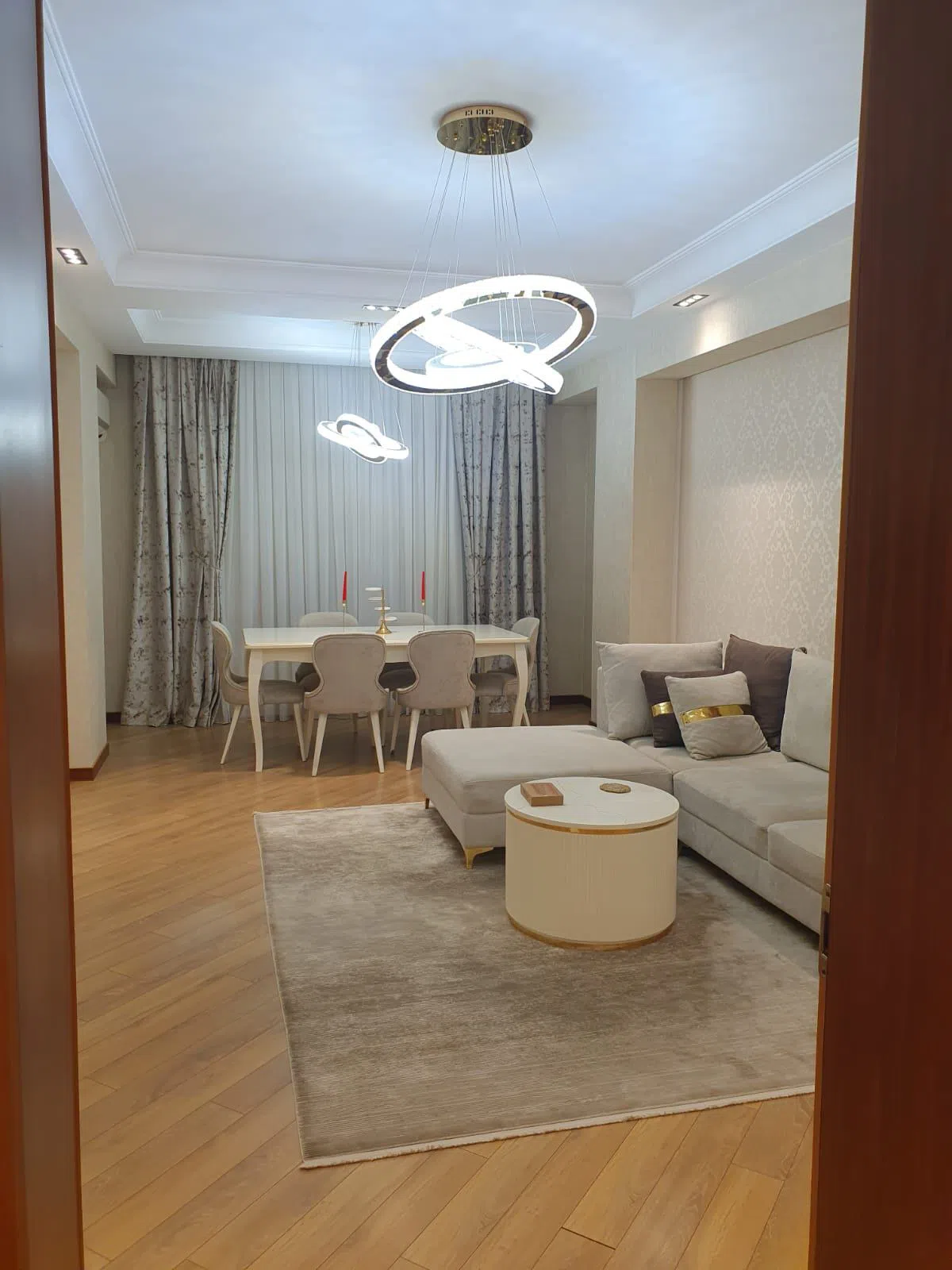 4 otaqlı mənzil 130 m² satılır