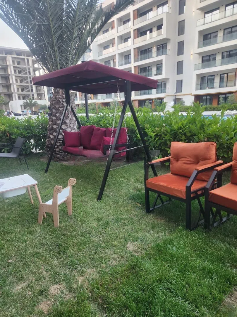 Bağ yelləncəyi, Tünd qırmızı rəng — şəkil 1