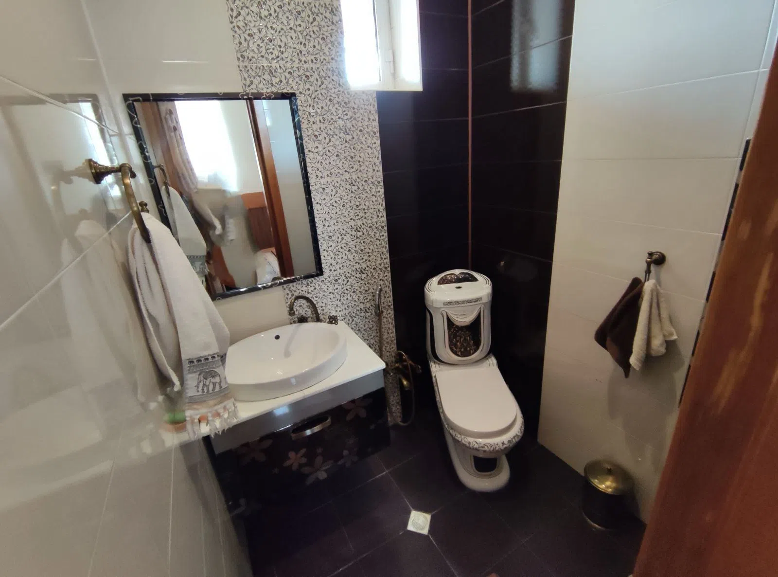 8 otaqlı həyət evi 225 m² satılır — şəkil 1