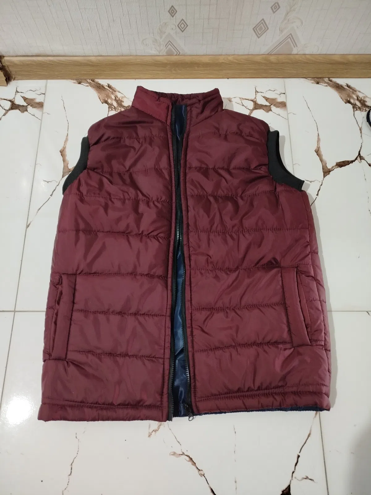 Kişi üst geyimi, Tünd qırmızı rəng jilet