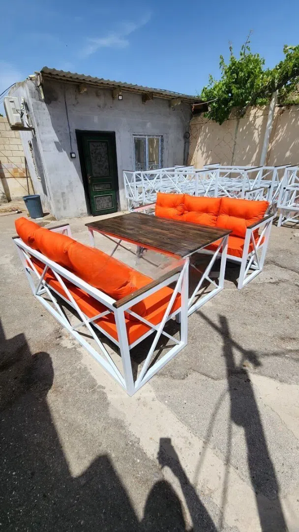 Rectangular garden table, Orange color - Tenderyard