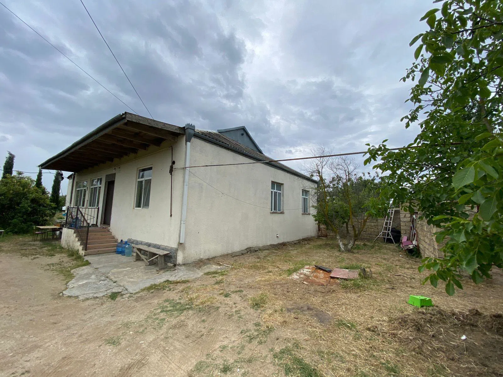 5 otaqlı mənzil 140 m² satılır