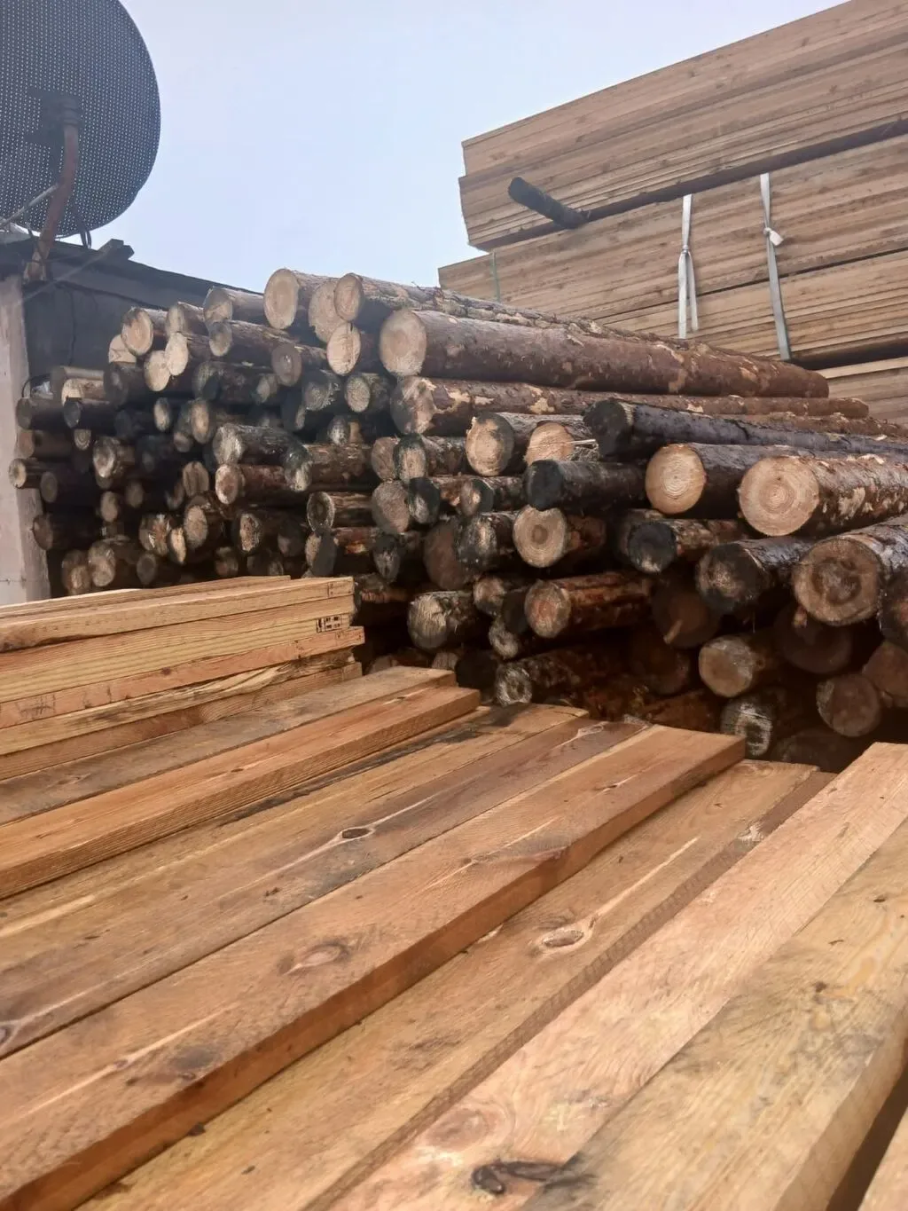 Şam ağacından yumru dirəklər və taxta materialları