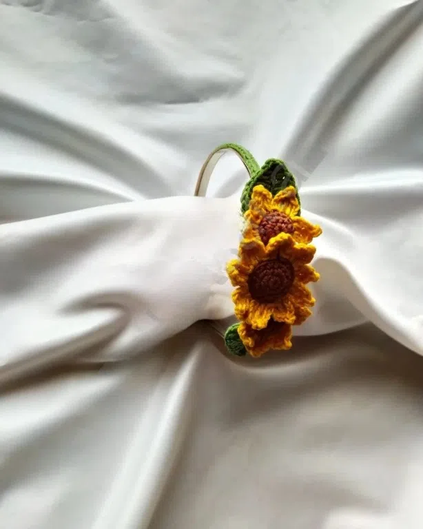 Sarı rəng saç aksesuarı