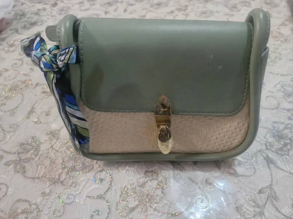 Qadın çantası, Boz rəng