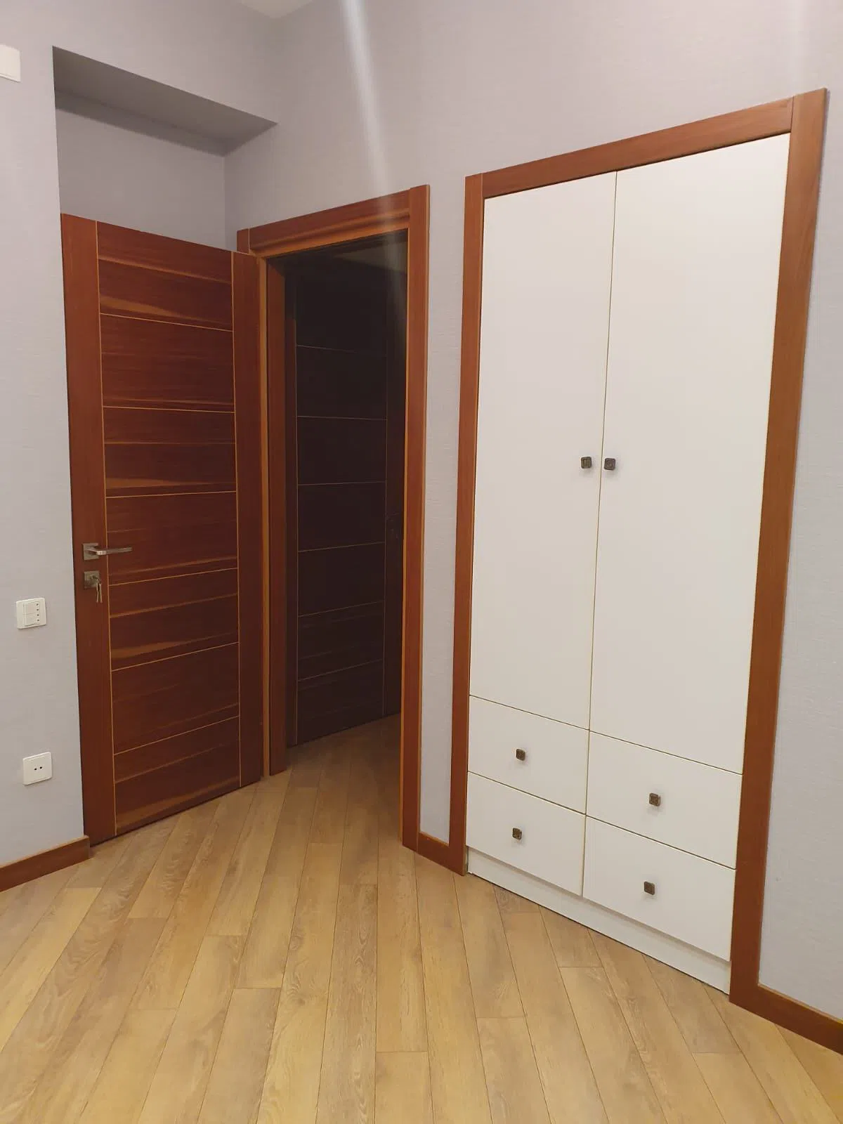 4 otaqlı mənzil 130 m² satılır