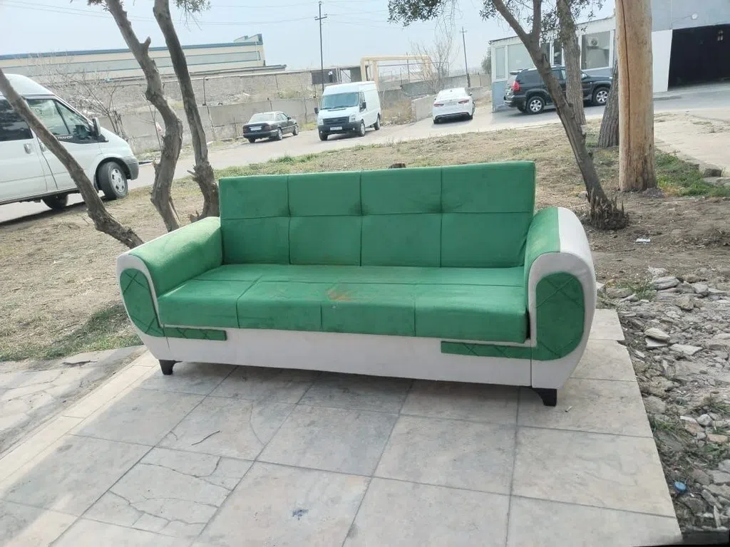 Üç yerli divan, Açıq yaşıl rəng