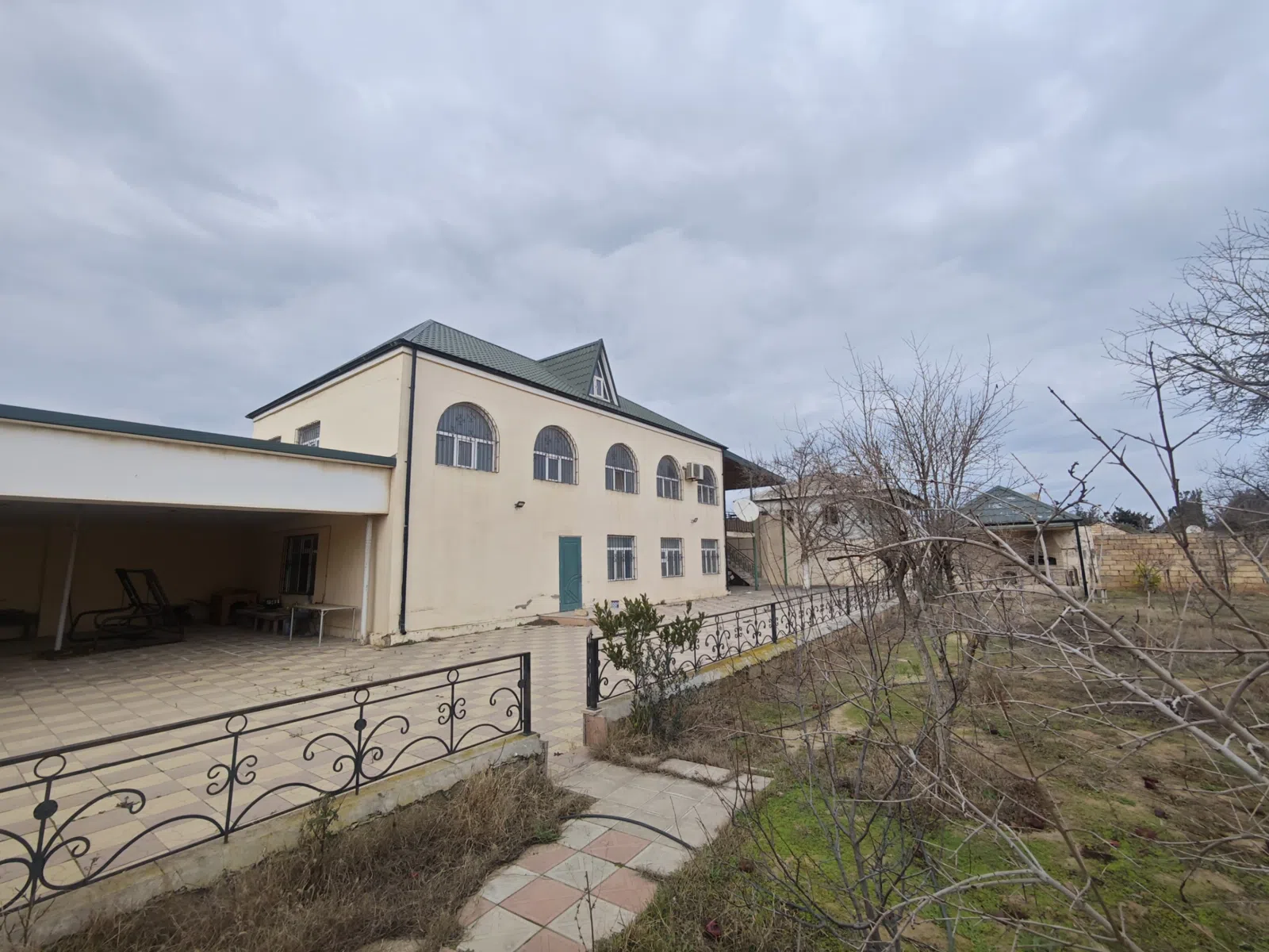 5 otaqlı bağ evi 255 m² 16 sot torpaq sahəsində satılır — şəkil 2