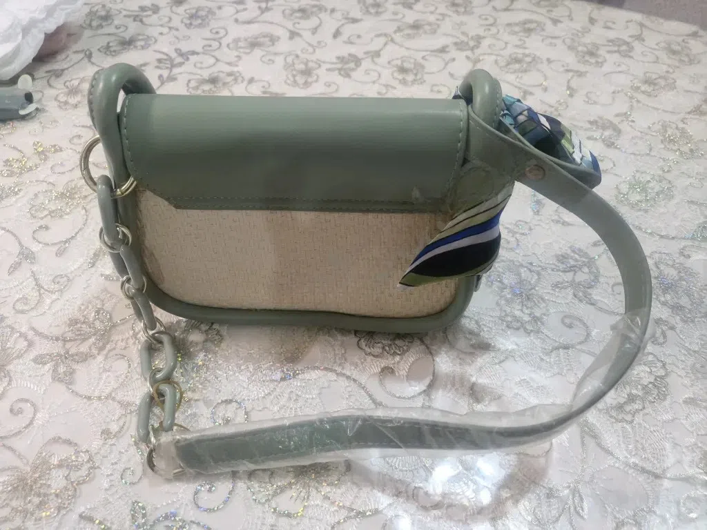 Qadın çantası, Boz rəng