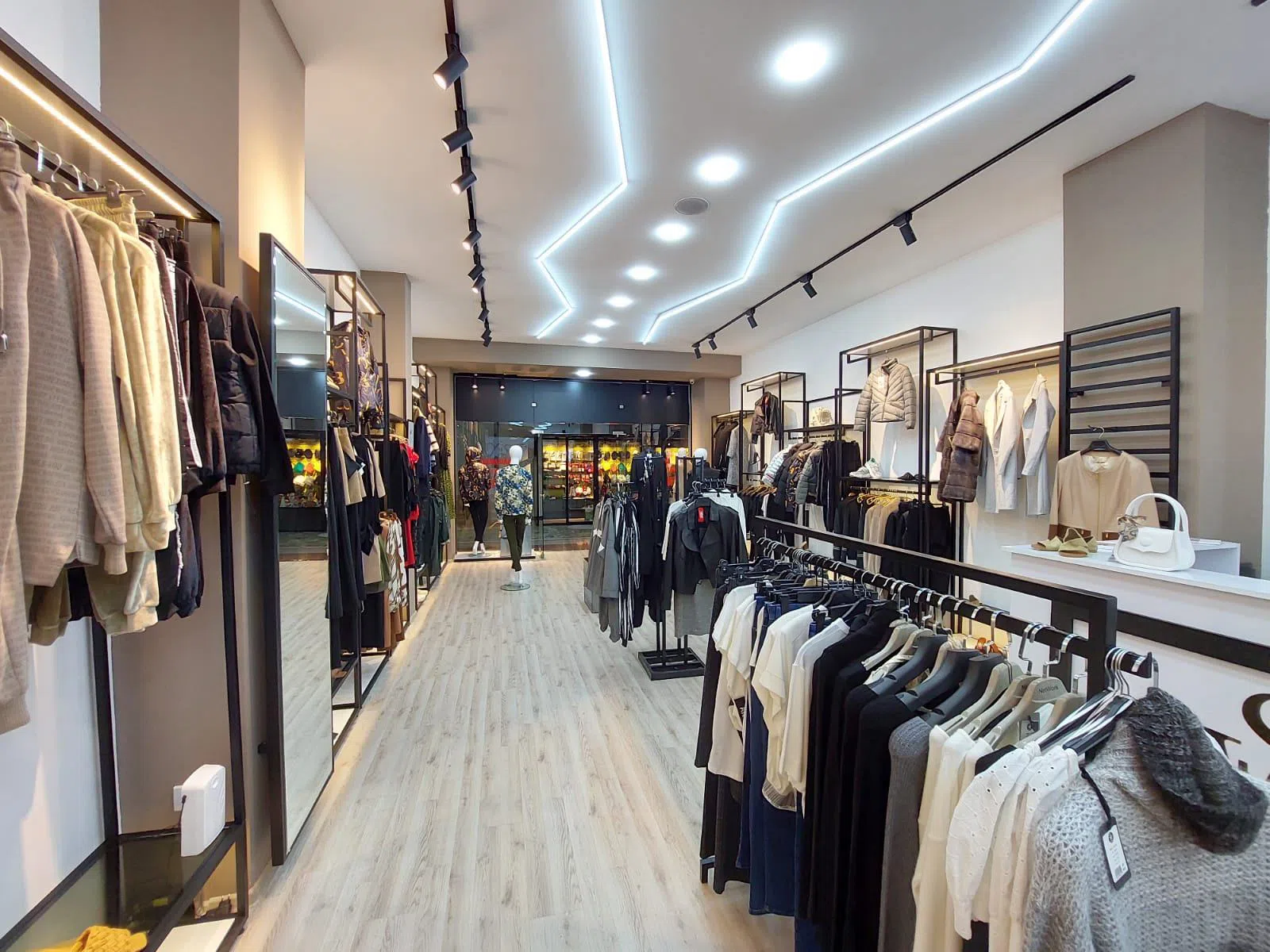 Əla təmirli ticarət obyekti, 570 m² satılır