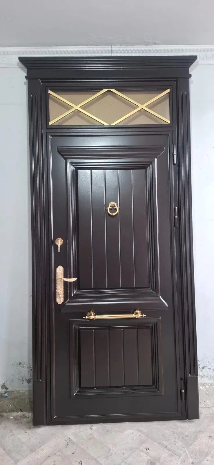 Qızılı aksesuarlı şık giriş qapısı