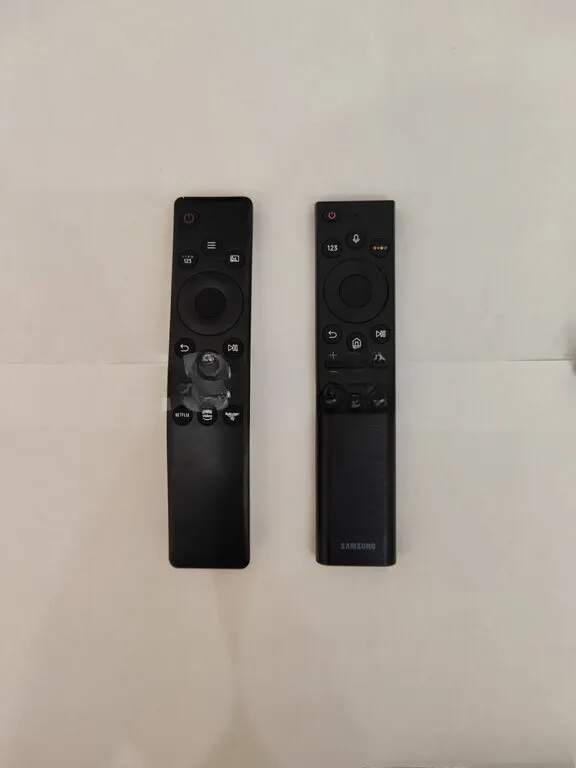 Black remote control - Tenderyard