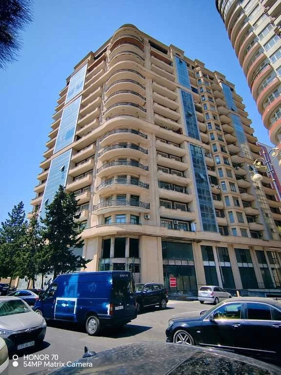 3 otaqlı mənzil 154.8 m² satılır
