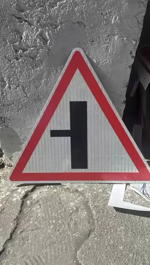 Intersection approach road sign - Tenderyard