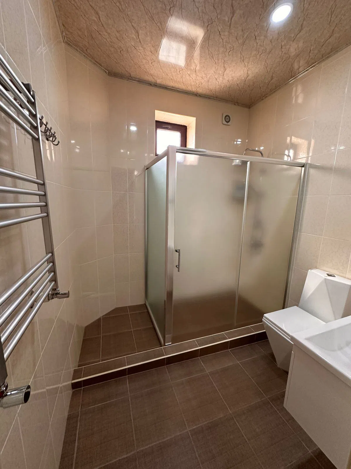 6 otaqlı villa 270 m² - 6 sot torpaq sahəsində satılır — şəkil 2