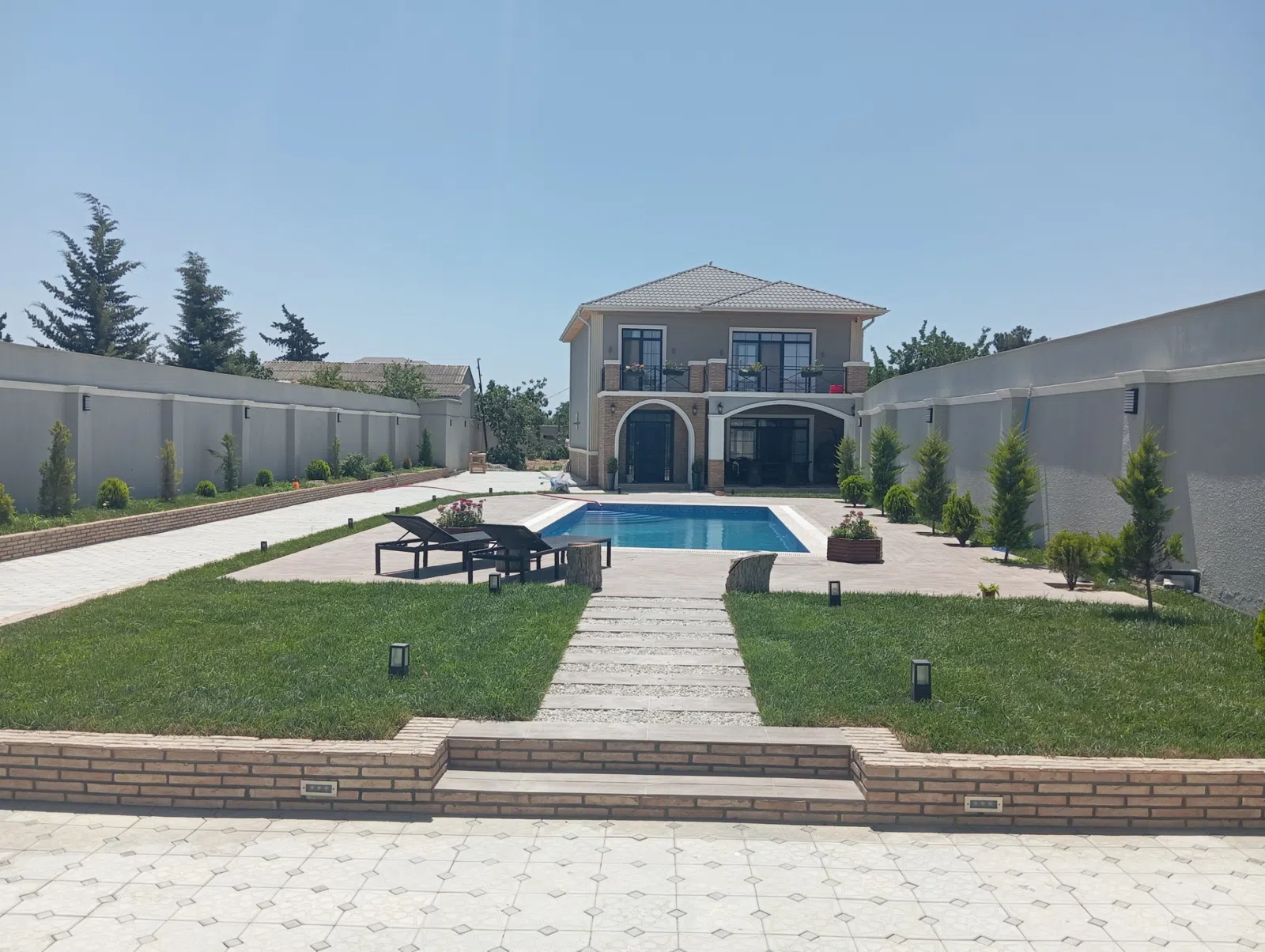 5 otaqlı həyət evi 200 m² - 15 sot torpaq sahəsində satılır